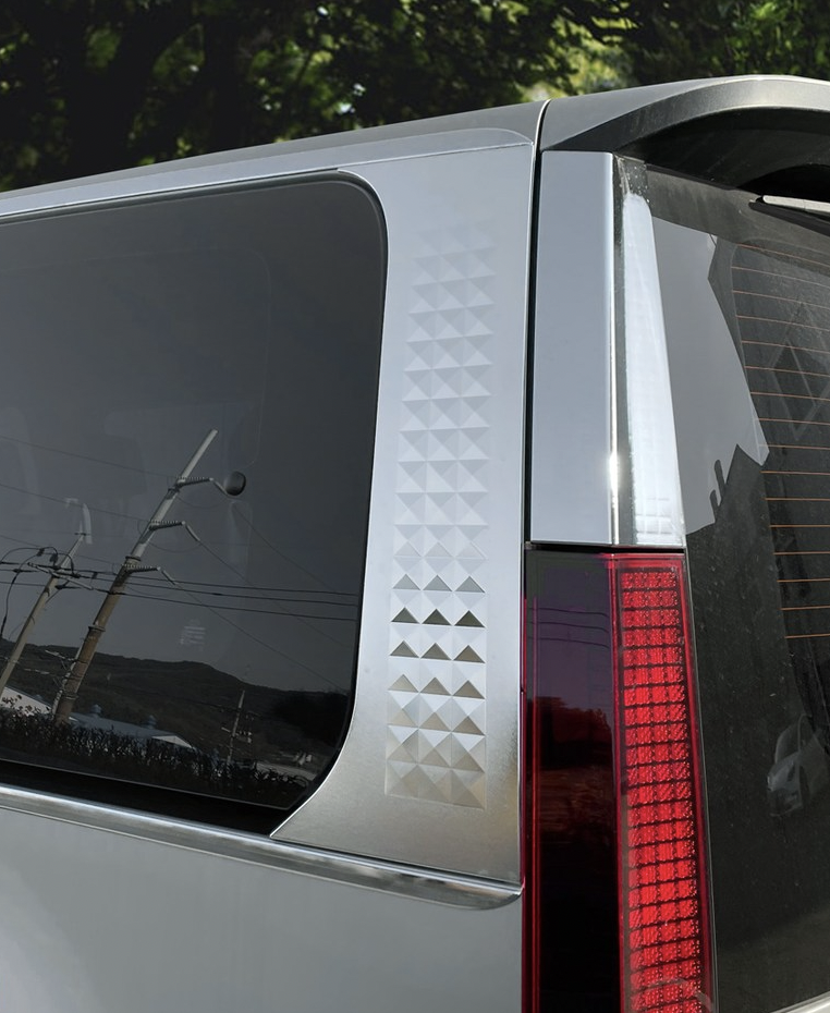 แผ่นตกแต่โครเมี่ยมปิดเสาท้าย Hyundai STARIA