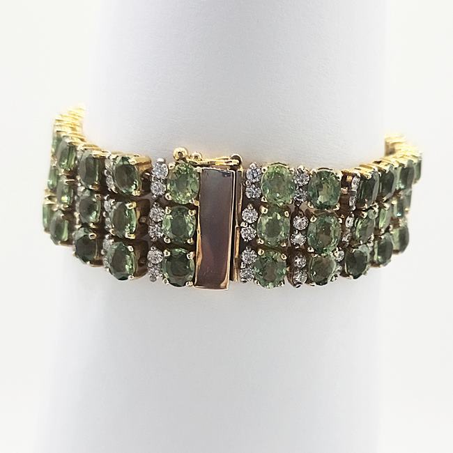 สร้อยข้อมือเขียวส่องล้อมเพชรบนตัวเรือนทอง9K 3แถว สำหรับสุภาพสตรีครับ