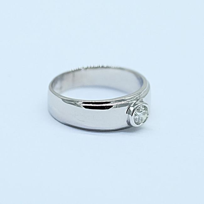 แหวนเกลี้ยงฝังเพชร1เม็ด สำหรับสุภาพสตรีครับ