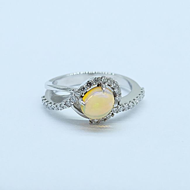 แหวนโอปอลล์ล้อมเพชรน้ำ98ตัวเรือนทอง18K สำหรับสุภาพสตรีครับ