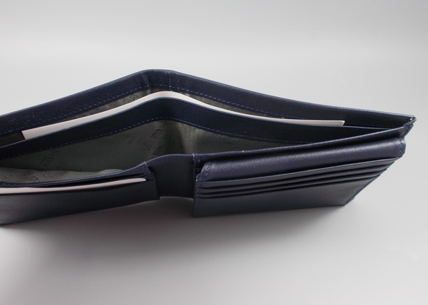 กระเป๋าสตางค์ Guy Larcohe กรม ใหม่ แท้