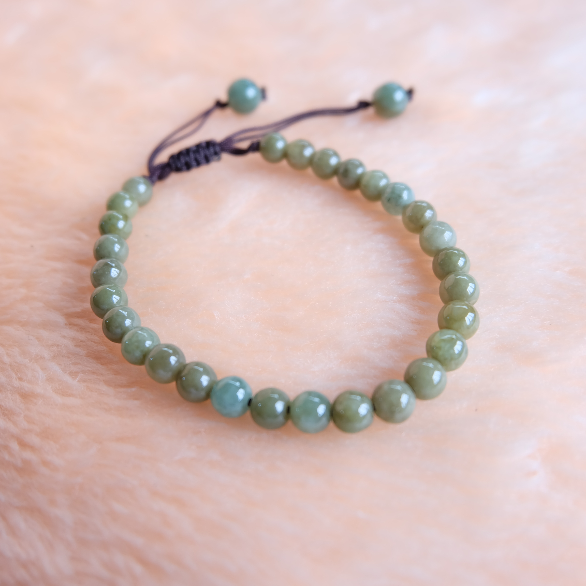 สร้อยข้อมือลูกปัดหยกแท้ 4-5 มิล สีเขียว เชือกดึง