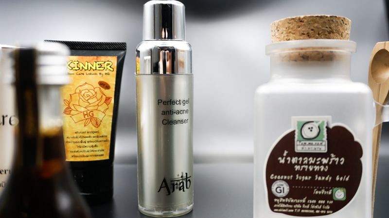 รับทำสติ๊กเกอร์ติดสินค้า ฉลากขนม สติ๊กเกอร์หมู่บ้าน เครื่องสำอาง (Diecut Sticker)