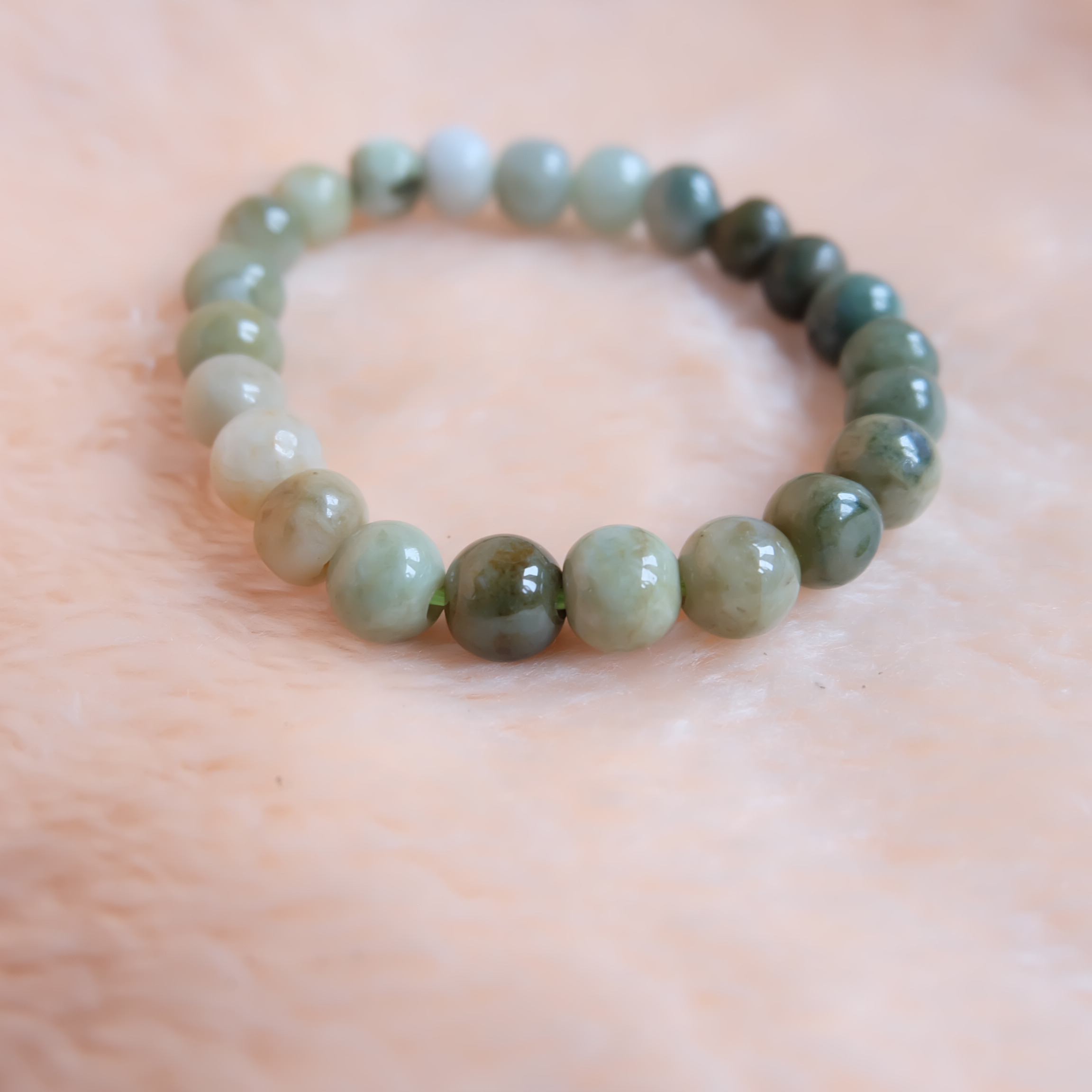 สร้อยข้อมือลูกปัดหยกแท้ หยกพม่า หยกคละสี หยกเจไดต์ ขนาด 10 มิล รอบข้อมือ 19 เซนติเมตร ร้อยด้วยไหมยืด ไม่ค่อยกลม