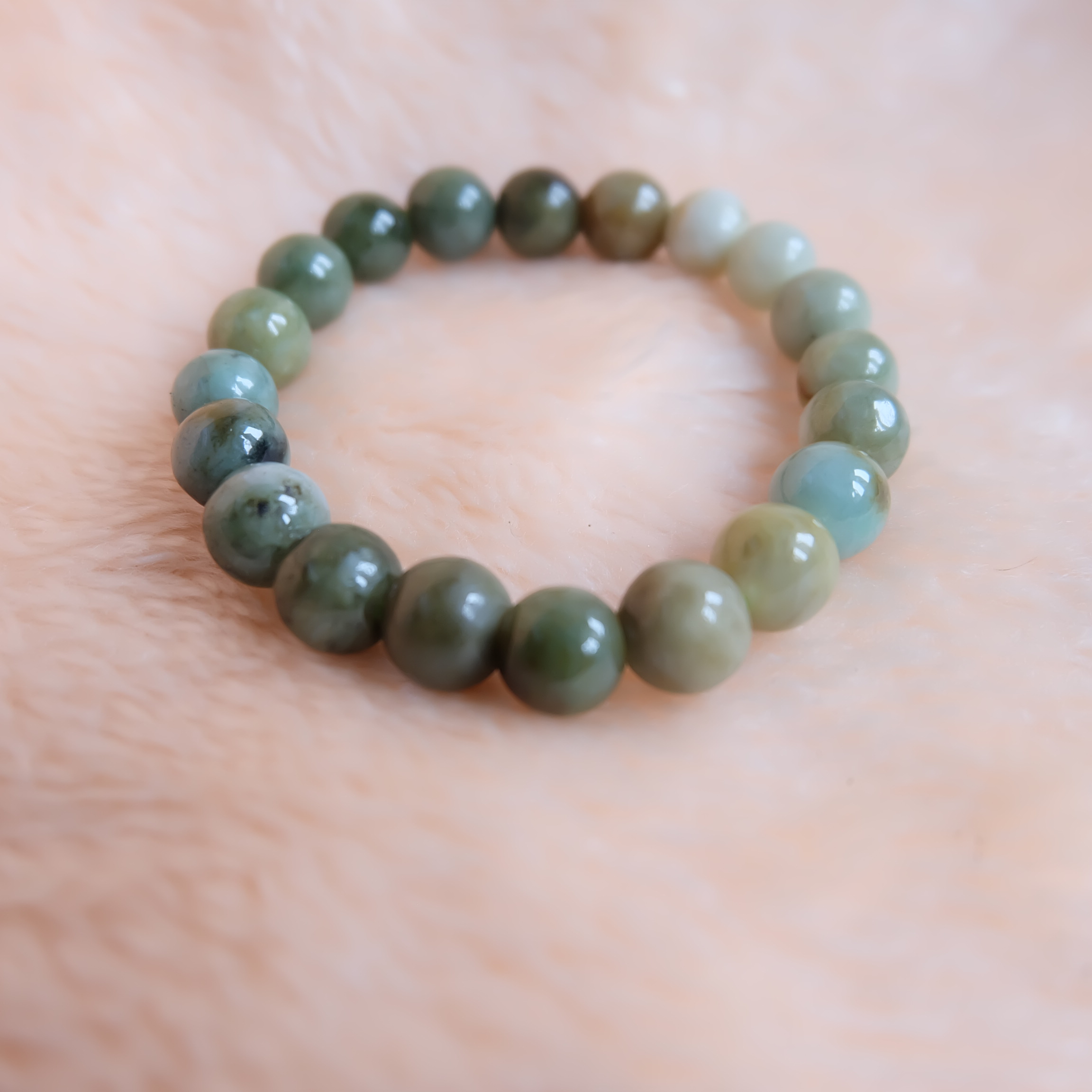 สร้อยข้อมือลูกปัดหยกแท้ หยกพม่า หยกคละสี หยกเจไดต์ ขนาด 10 มิล รอบข้อมือ 16.5 เซนติเมตร ร้อยด้วยไหมยืด ไม่ค่อยกลม
