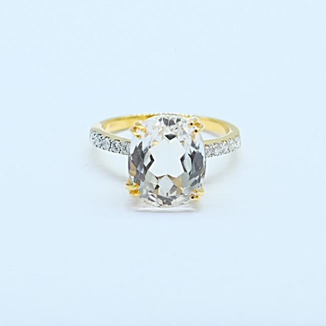 พลอยขาวล้อมเพชรสำหรับสุภาพสตรีครับ