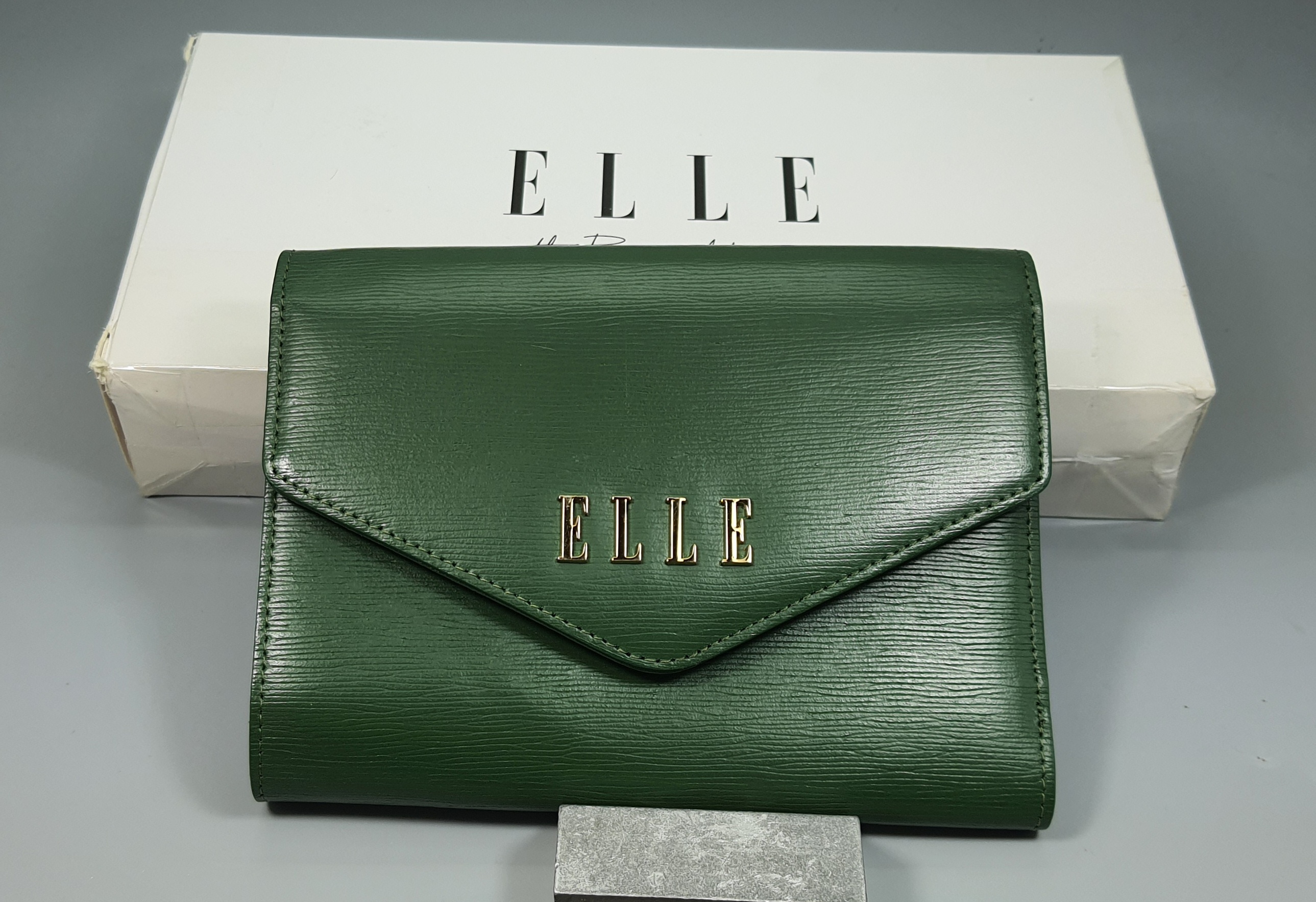 กระเป๋าสตางค์ ELLE เขียว ใหม่ แท้ ส่งฟรี ลทบ.