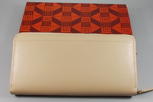 กระเป๋าสตางค์ Guy Laroche เบจ ใหม่ แท้