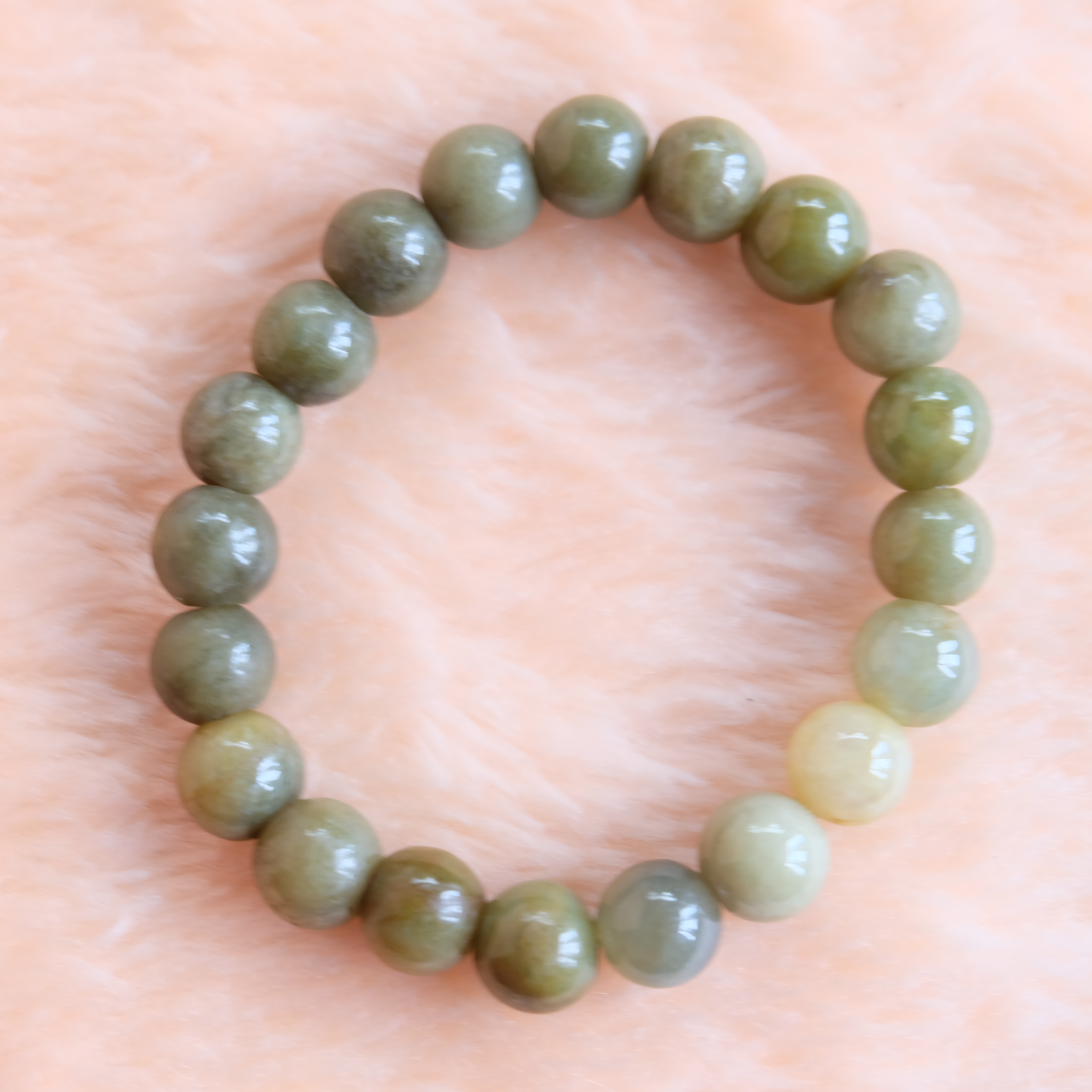 สร้อยข้อมือลูกปัดหยกแท้ สีน้ำผึ้ง ขนาด 10-11 มิล ร้อยด้วยเอ็นยืด รอบข้อมือ 16.5 เซนติเมตร