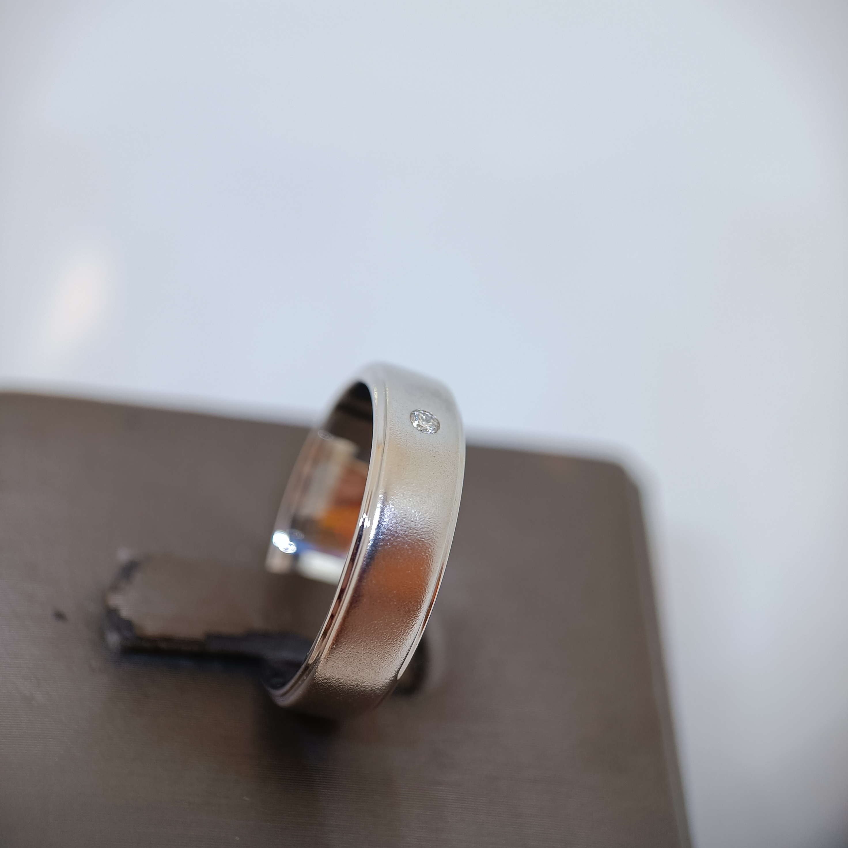 แหวนทรงปอกมีดพ่นทรายพร้อมฝังเพชรเม็ดกลางขนาด3ตัง ตัวเรือนทองขาว9K