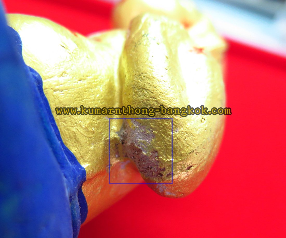 กุมารทอง หลวงปู่แย้ม วัดสามง่าม จ.นครปฐม (น้องทรัพย์บริบูรณ์) เนื้อดิน สีทองฐานแดง พิมพ์เล็ก ขนาดตั้งบูชาสูง 7นิ้ว กว้าง 3.5นิ้ว รุ่น ย้อนยุคฐาน2 ปี 2553