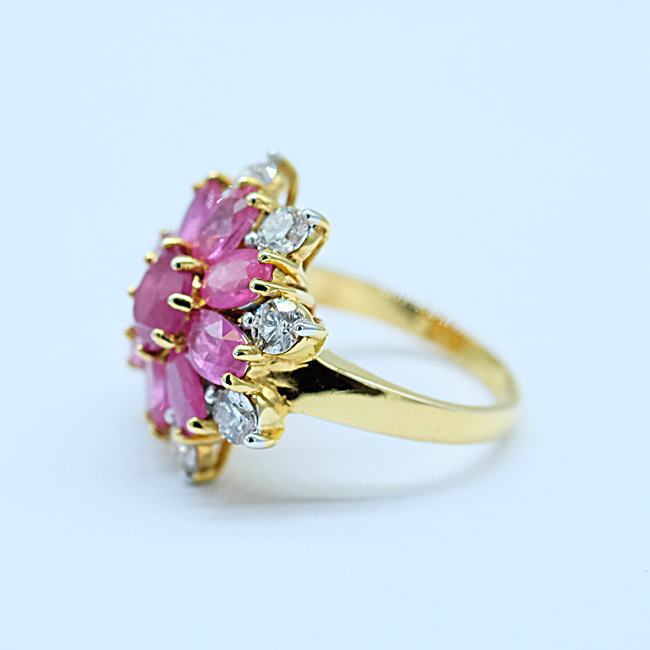 แหวนพลอยทับทิมล้อมเพชรรูปดอกพิกุลหน้าใหญ่ แหวนหน้าใหญ่สำหรับสุภาพสตรีครับ ตัวเรือนทอง9K หรือ 37.5% เปอร์เซนต์ทองครับ