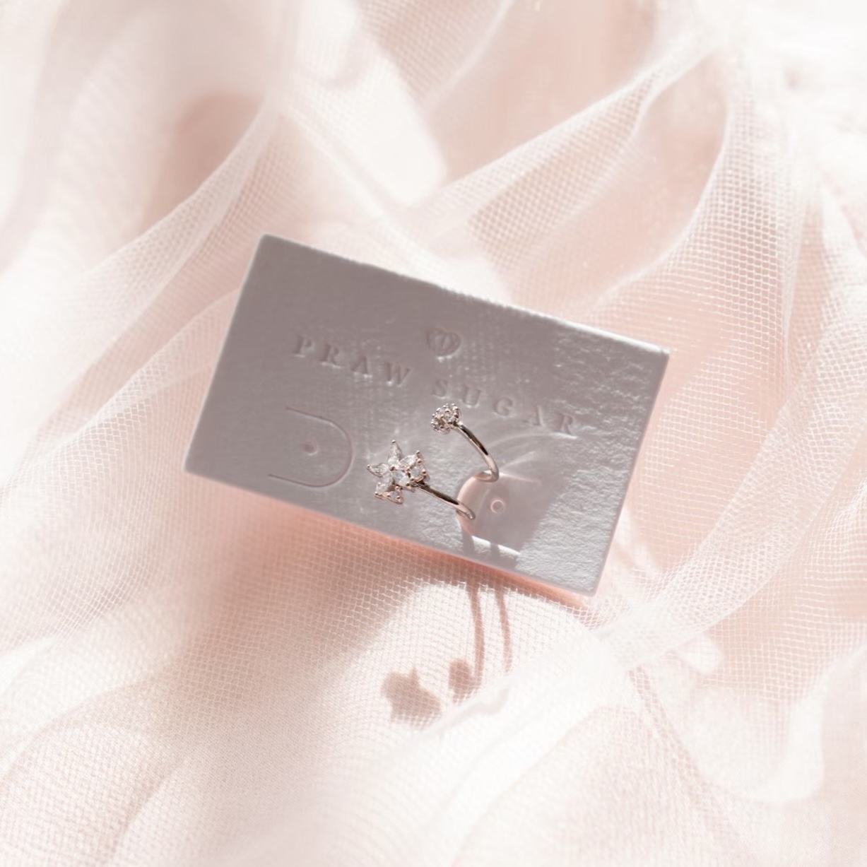 Little Flower Earcuff - ต่างหูแบบเกี่ยวดอกไม้จิ๋ว (มี 3 สี)