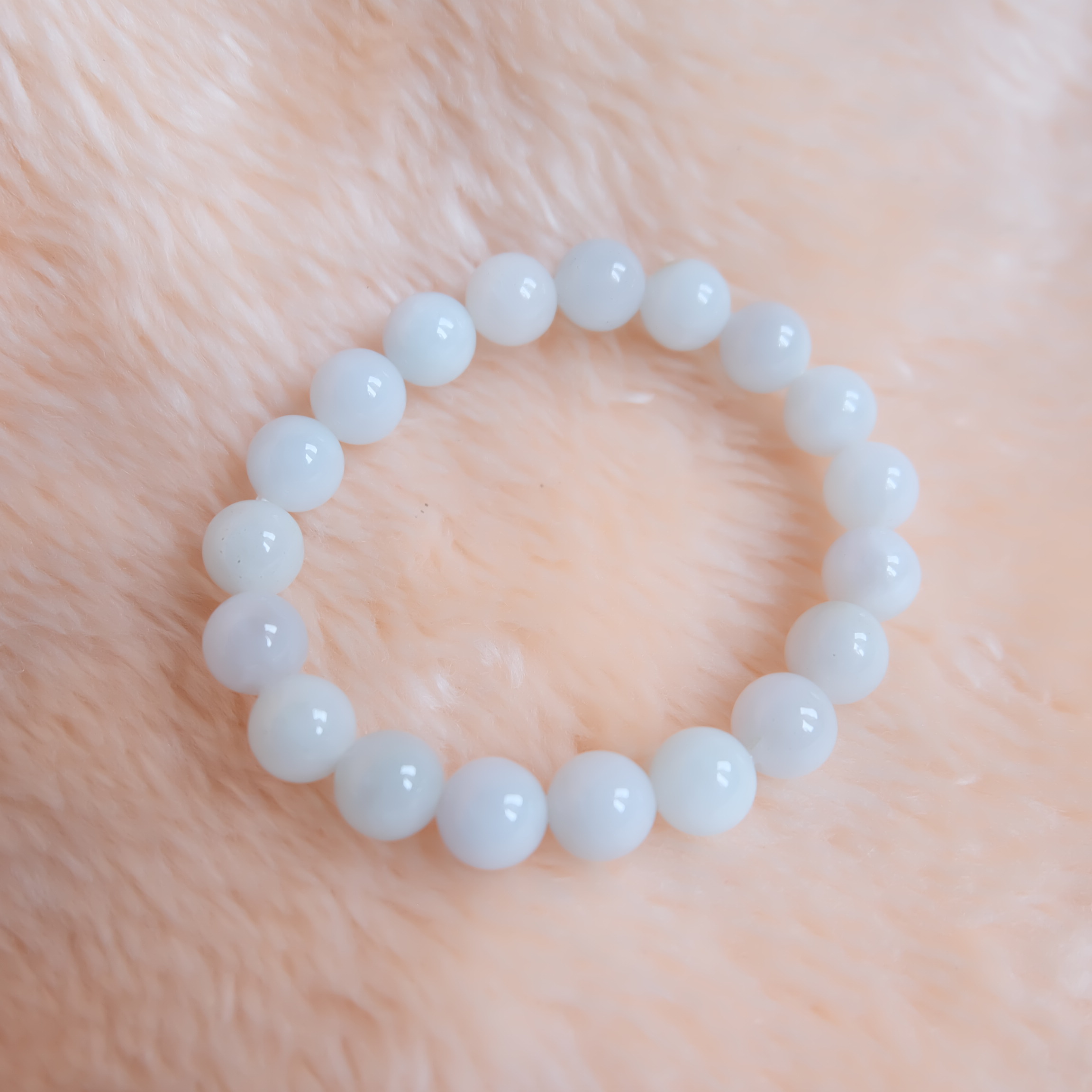 สร้อยข้อมือลูกปัดหยกแท้ หยกพม่า หยกขาว หยกเจไดต์ ขนาด 10 มิล รอบข้อมือ 16 เซนติเมตร ร้อยด้วยไหมยืด มีรอย
