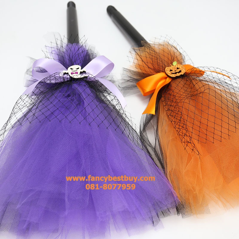 ไม้กวาดฮาโลวีน สำหรับ แม่มดน้อยสุดน่ารัก ประกอบชุดแม่มด ในเทศกาศวันฮาโลวีน ความยาวรวม 80 ซม. มีสีส้มฟักทอง และ สีม่วง **ขายเฉพาะลูกค้าที่ซื้อกับชุดแฟนซี** สำเนา