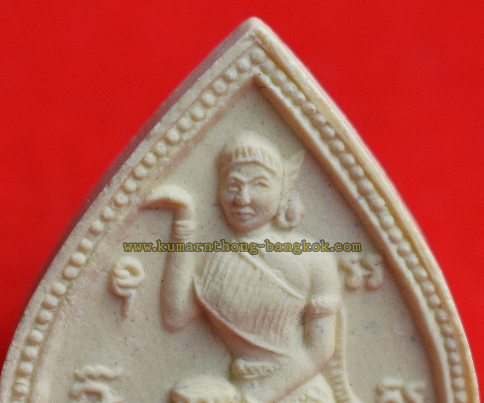 พระผง แม่นางกวัก ออกบูชาวัดประสาทวิถี (พระครูนิทานธรรมวิจิตร) จ.นครสวรรค์ เนื้อผง ขนาดพกพา สูง 3.2ซม. กว้าง 2.4ซม. รุ่น สร้างกุฎิสงฆ์