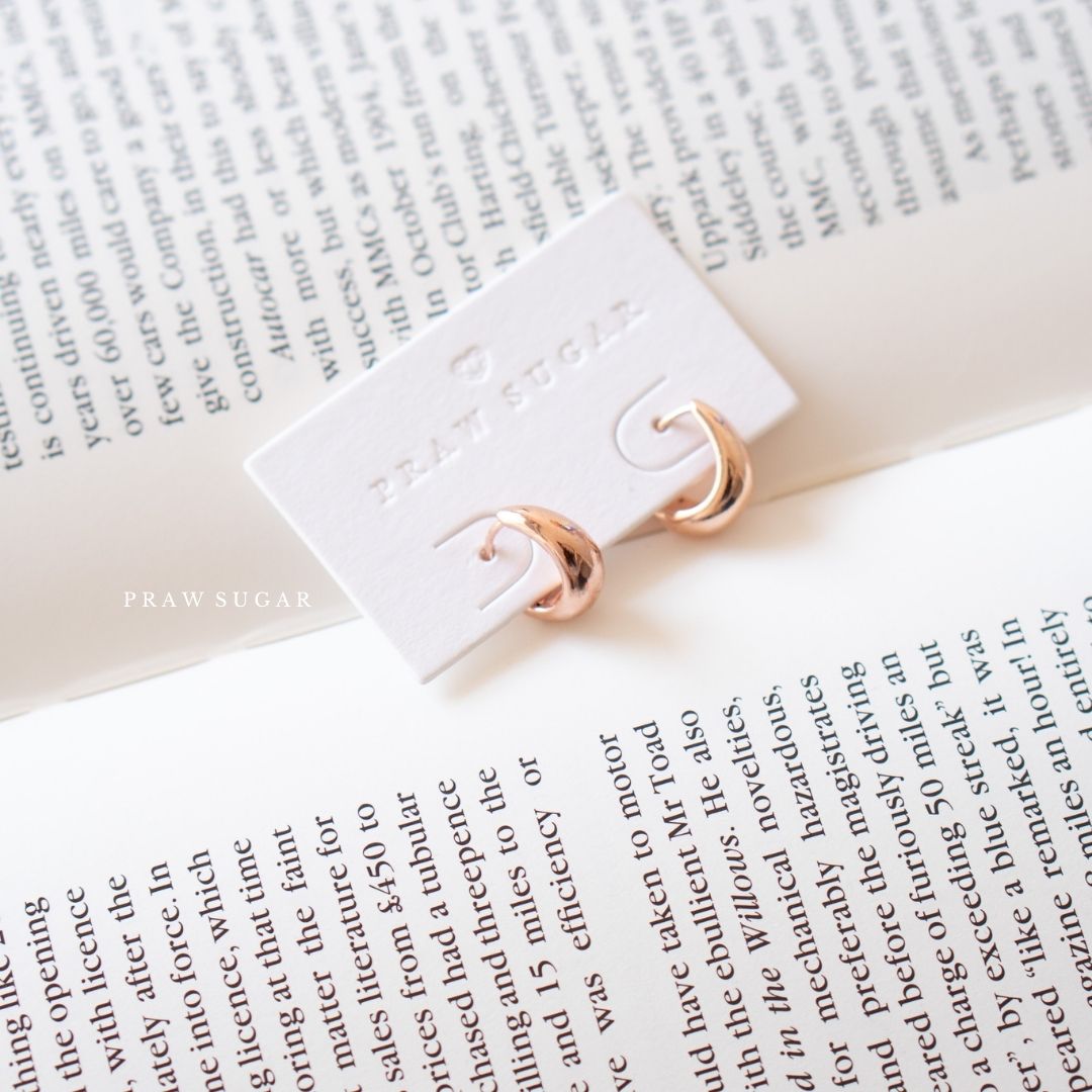 Mid Curve Hoop Earrings - ต่างหูห่วงเรียบขนาดกลาง (ก้านต่างหูเงินแท้)