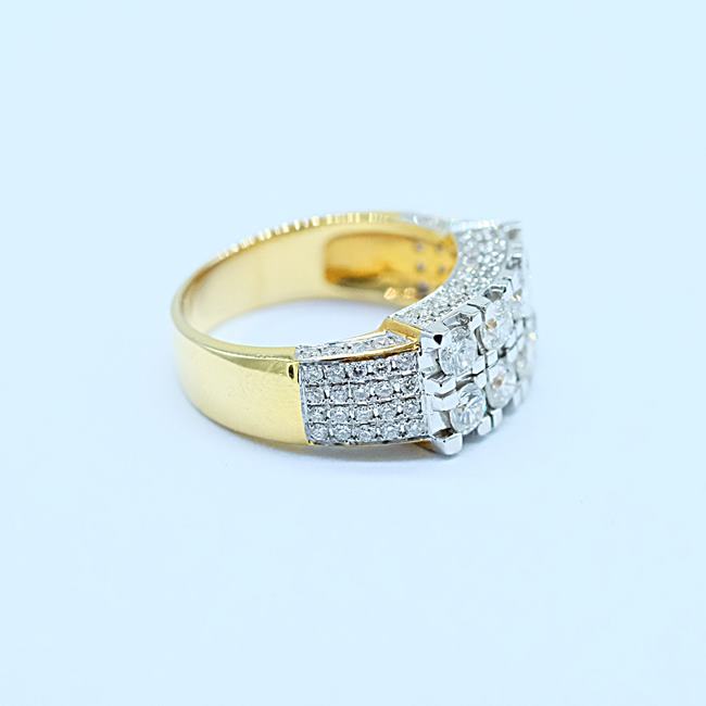 แหวนเพชรแถวพร้อมเพชรฝังบ่าข้าง สำหรับสุภาพสตรีครับ ตัวเรือนทอง9K หรือ 37.5% เปอร์เซนต์ทองครับ