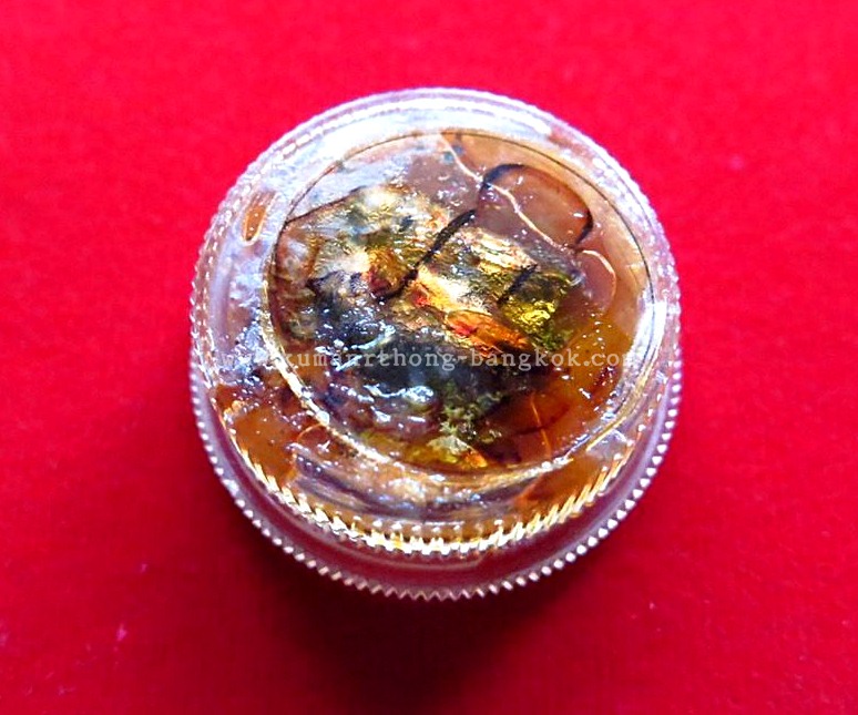 สีผึ้ง สาริกา มหาเสน่ห์ หลวงตาเณร สุสานโบราณ จ.ศรีสะเกษ ขนาดพกพาเล็ก 1 นิ้ว (โชคลาภเมตตามหาเสน่ห์)