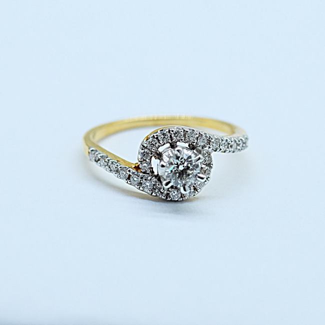 แหวนเพชรเม็ดชู เป็นแหวนหมั้น แหวนแต่งงาน สำหรับสุภาพสตรีครับ