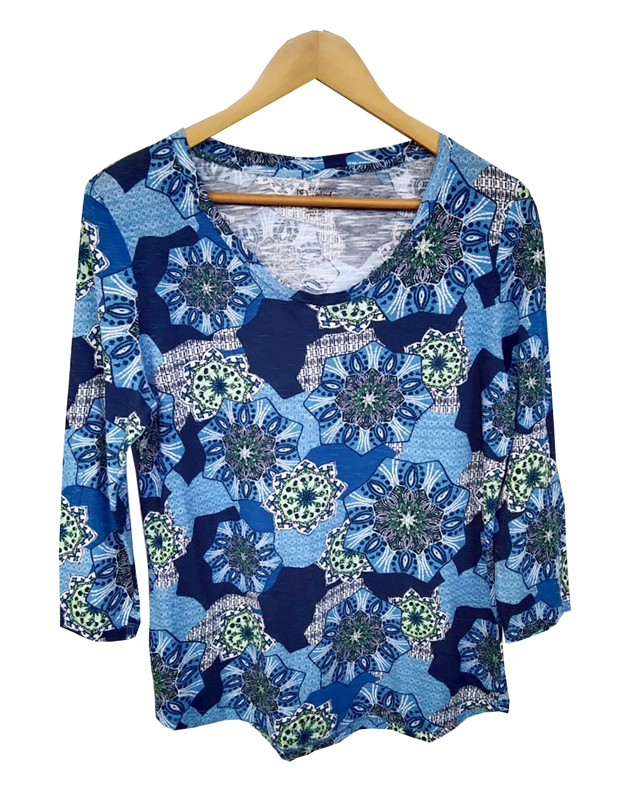 เสื้อมือสอง คอกลม สีฟ้า น้ำเงิน ลายดอกไม้เขียว แขน 4 ส่วน อก 38-40 นิ้ว