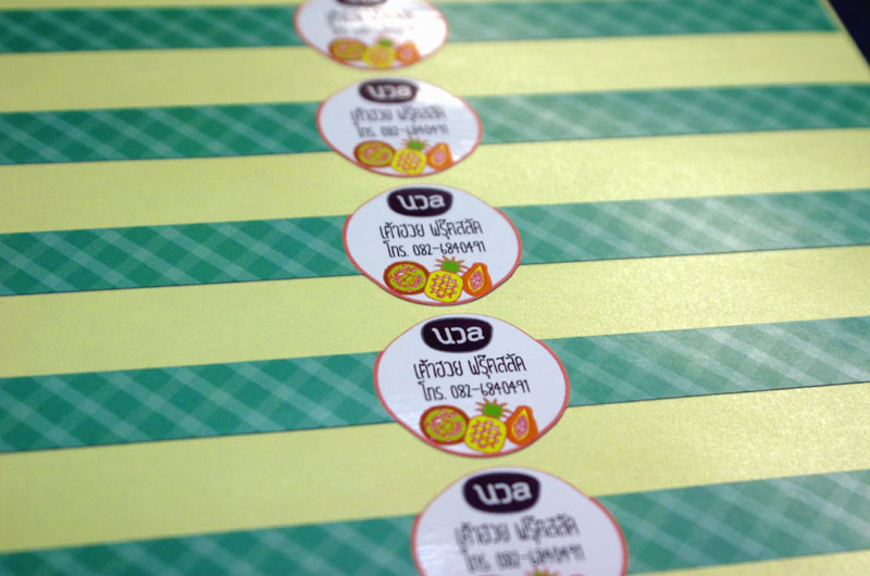 รับทำสติ๊กเกอร์ติดสินค้า ฉลากขนม สติ๊กเกอร์หมู่บ้าน เครื่องสำอาง (Diecut Sticker)