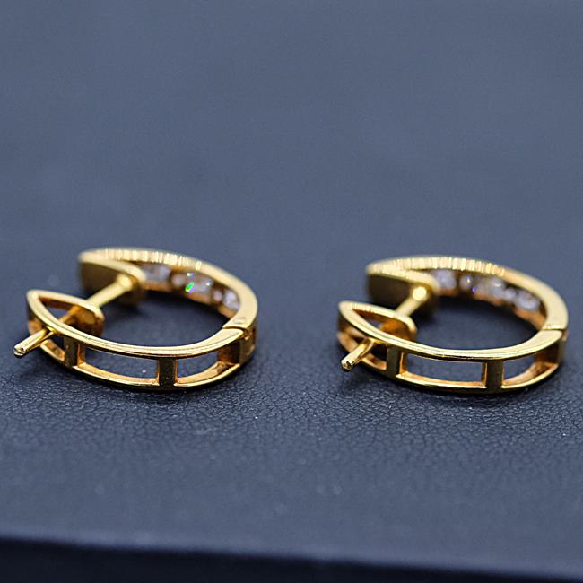 ต่างหูเพชรรูปแบบห่วง แบบเรียบหรู สำหรับสุภาพสตรีครับ