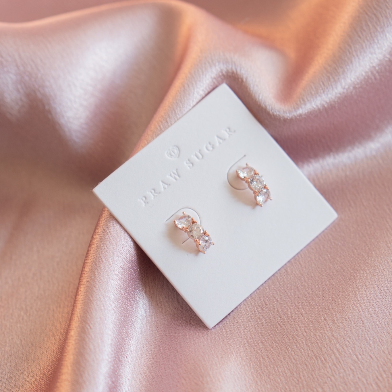 Tripple Crystal Earrings - ต่างหูคริสตัลเรียงทริบเปิล (มี 3 สี) (ก้านต่างหูเงินแท้)
