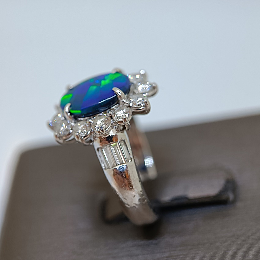 แหวนพลอยโอปอล์ล้อมเพชร พลอยโอปอล์เนื้อสีสวยมากๆครับ ของแท้หาพบได้ยาก สำหรับสุภาพสตรีครับ