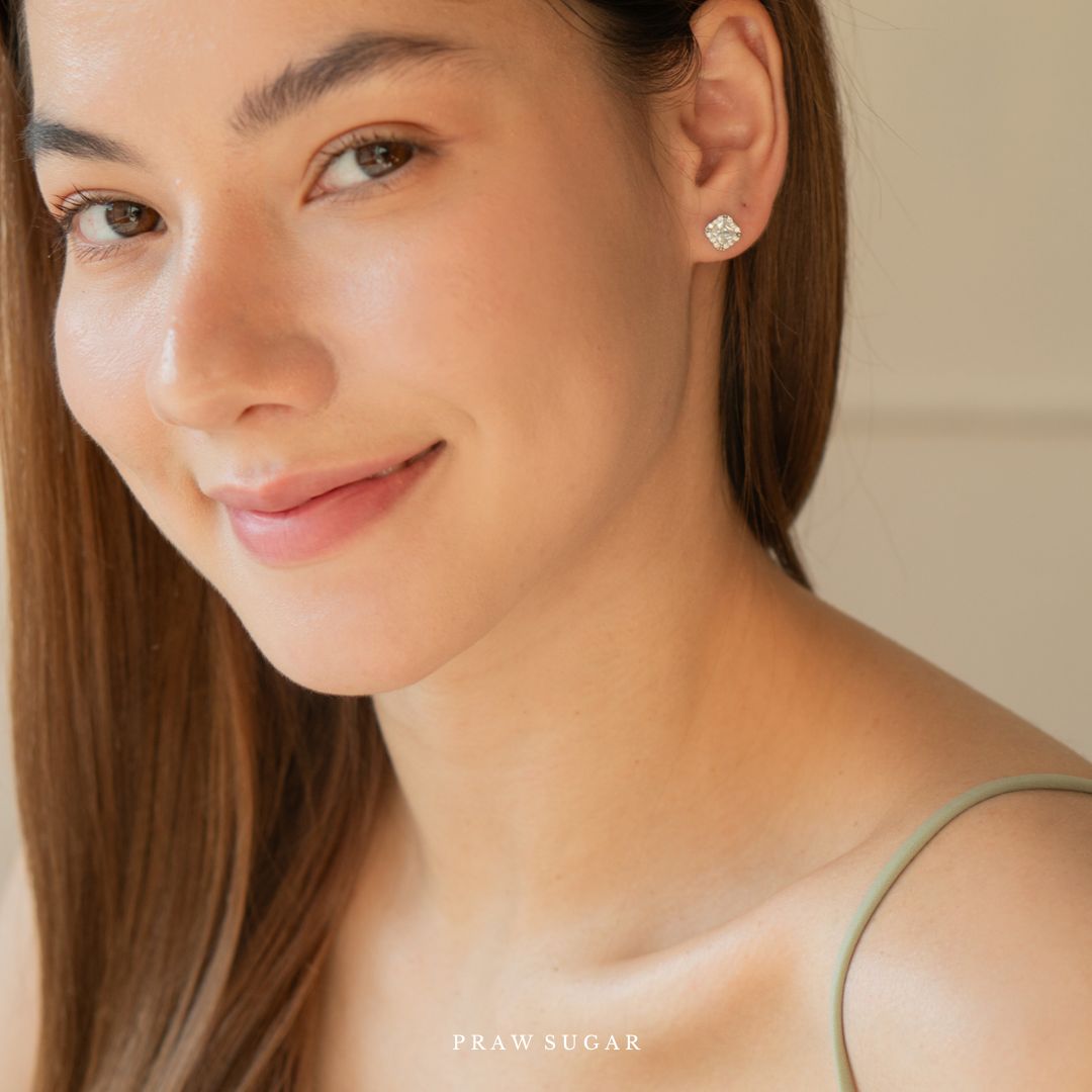 Classic Square Stud Earrings - ต่างหูสี่เหลี่ยมคลาสสิคเพชรล้อม (ก้านต่างหูเงินแท้)