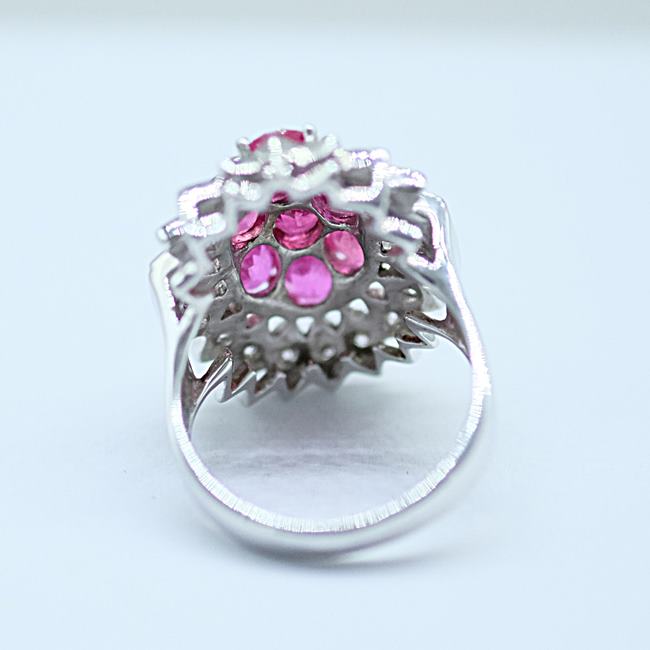 แหวนบทับทิมล้อมเพชรรูปทรงดอกพิกุลใหญ่ แหวนหน้าใหญ่สำหรับสุภาพสตรีครับ ตัวเรือนทอง9K หรือ 37.5% เปอร์เซนต์ทองครับ