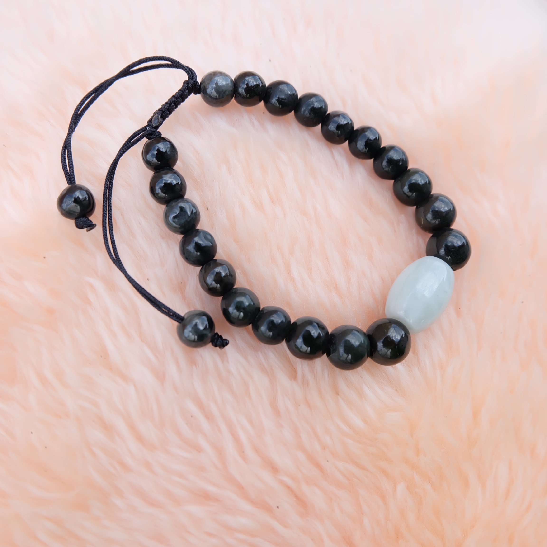 สร้อยข้อมือลูกปัดหยกแท้ 6-8 มิล หยกแท้ หยกพม่า หยกขาวและดำ เชือกดึง รอบข้อมือ 15-17 ซม.