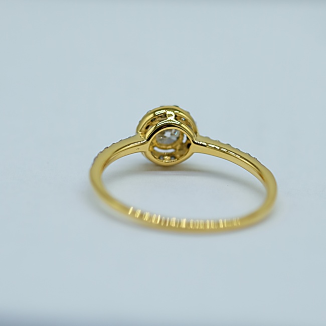 แหวนเพชรเม็ดชูพร้อมเพชรล้อมบ่าข้าง เหมาะเป็นแหวนหมั้น แหวนแต่งงาน สุภาพสตรีครับ