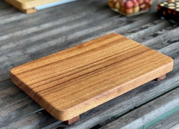 เขียงไม้บราซิล S หนา 24 mm. มีขาตั้ง แขวนได้ ขนาด W20 x L30 x H 4.6 Cms.