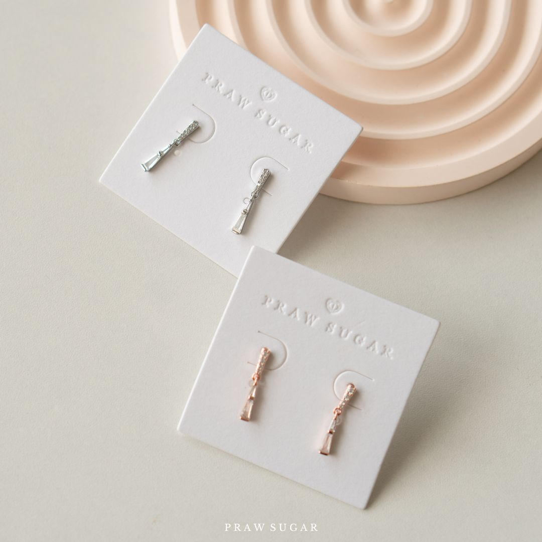 Minimal Gorgeous Triangle Earrings - ต่างหูสามเหลี่ยมทรงยาวสไตล์มินิมอล (ก้านต่างหูเงินแท้)
