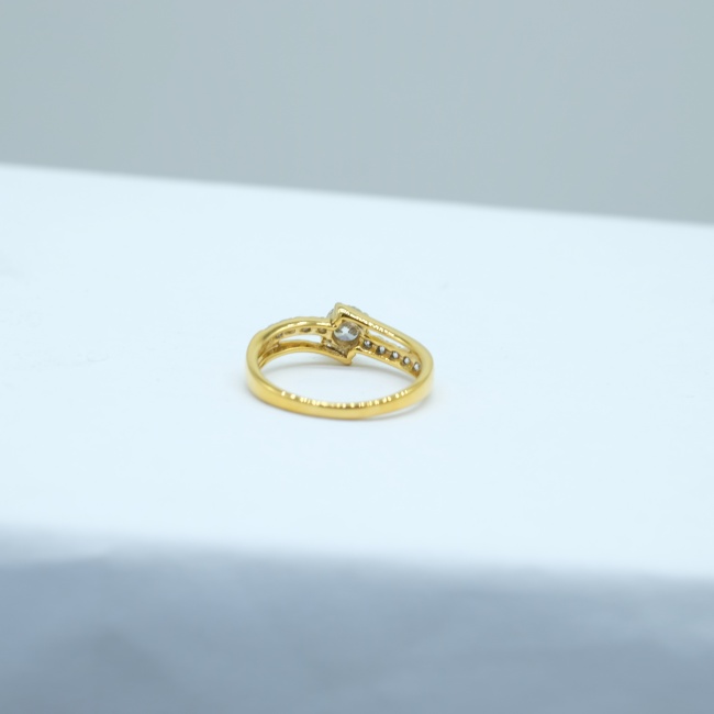 แหวนเพชรแท้ ตัวเรือนทอง18K เพชรเม็ดกลางขนาด30ตัง เพชรน้ำ98 คุณภาพดีเหลี่ยมคมชัดครับ