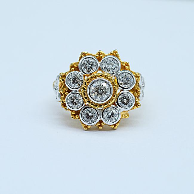 แหวนทรงโบราณงานแบบไทย หน้ากว้าง สำหรับสุภาพสตรีครับ ตัวเรือนทอง9K หรือ 37.5% เปอร์เซนต์ทองครับ