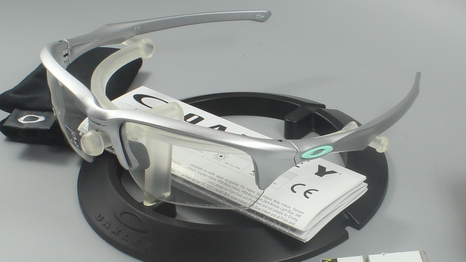 OAKLEY FLAK BETA (A) Silver w/ Clear Black Iridium Photochromic OO9372-1065