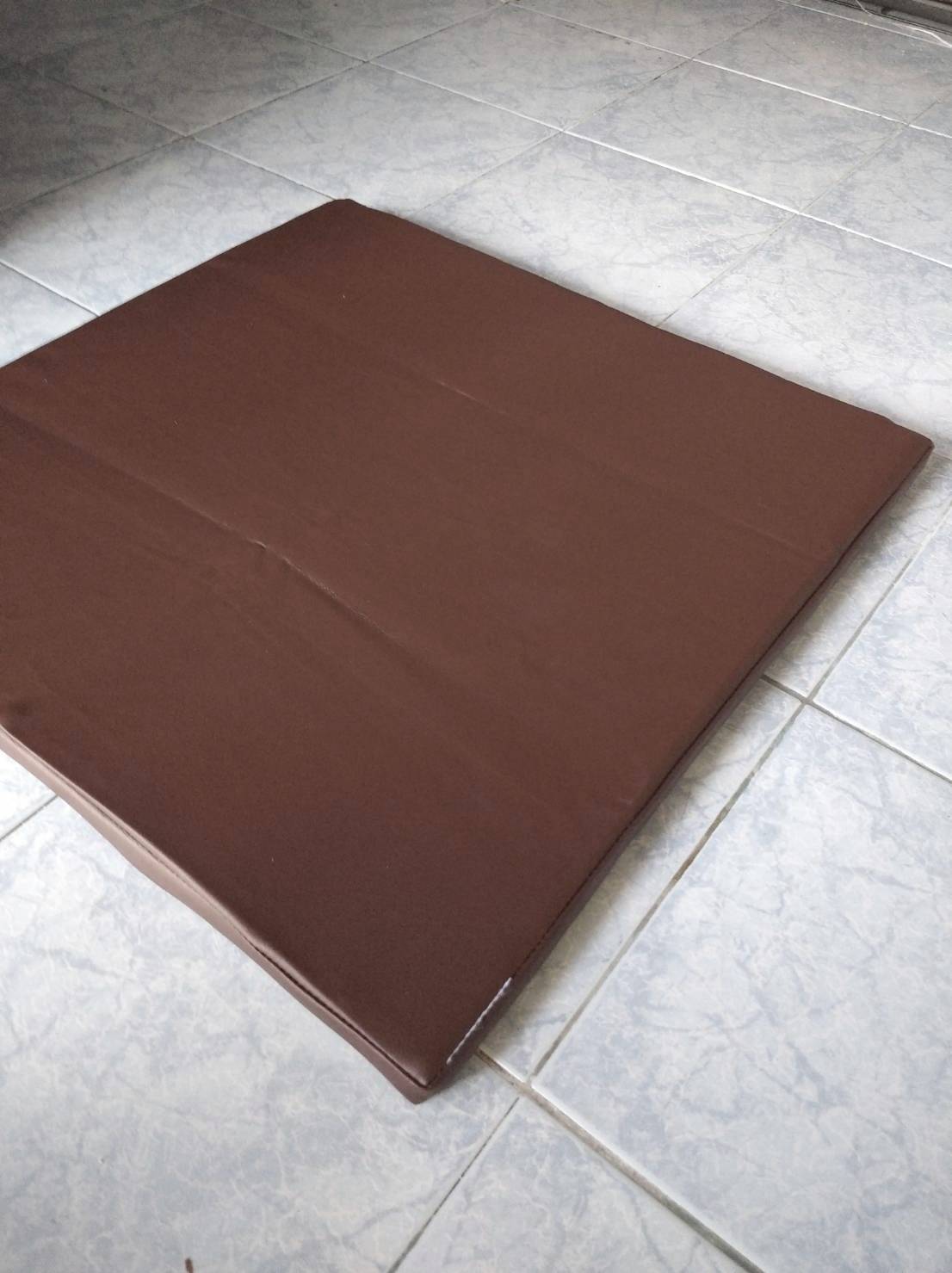 วิถีพุทธ อาสนะยางพารา อาสนะพระ เบาะนั่งสมาธิ เบาะรองนั่งปฏิบัติธรรม อาสนะยางพาราหุ้มหนังเทียม ขนาด 60 ซม.x60ซม.หนา 1 นิ้ว