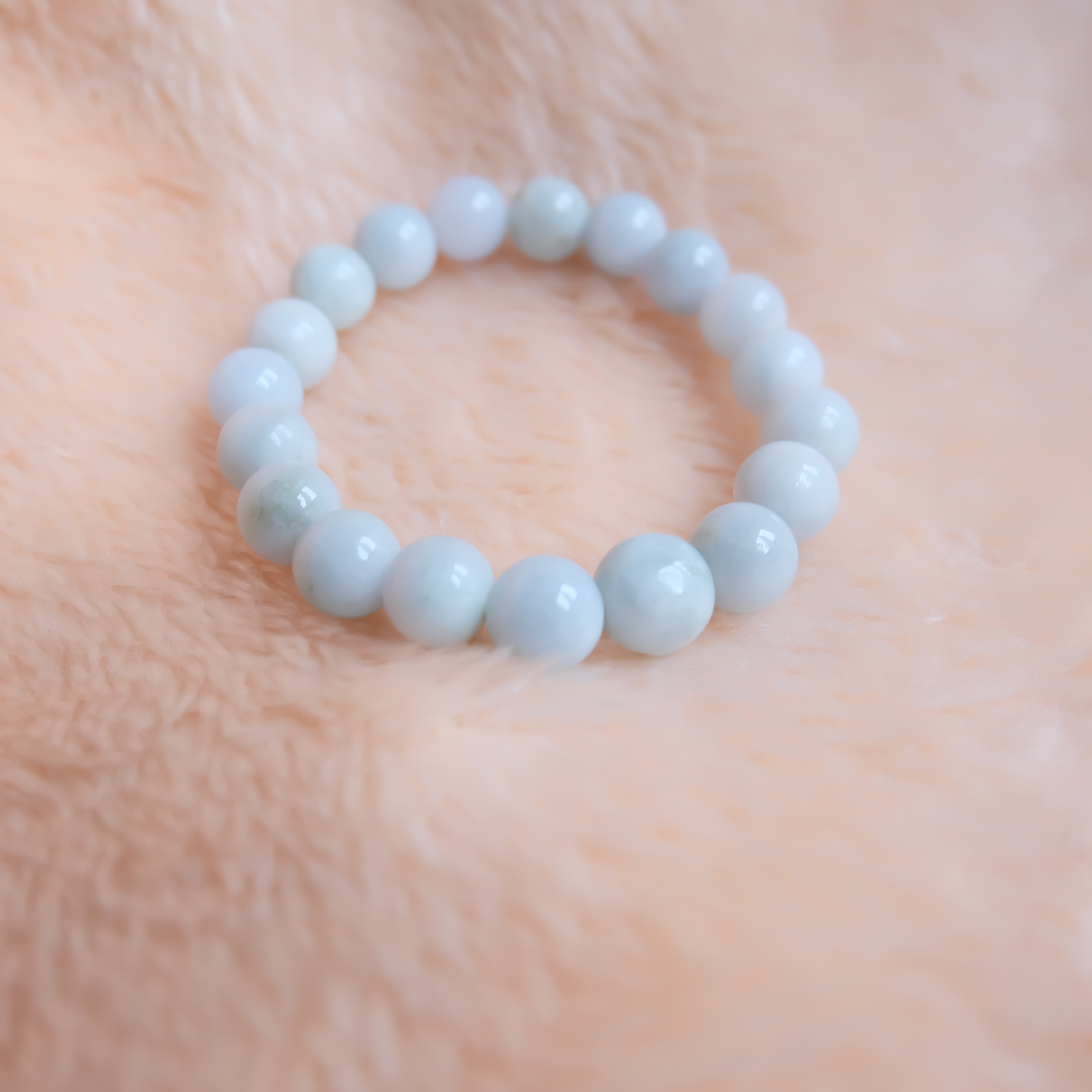 สร้อยข้อมือลูกปัดหยกแท้ หยกพม่า หยกขาว หยกเจไดต์ ขนาด 10 มิล รอบข้อมือ 16.5 เซนติเมตร ร้อยด้วยไหมยืด มีรอย