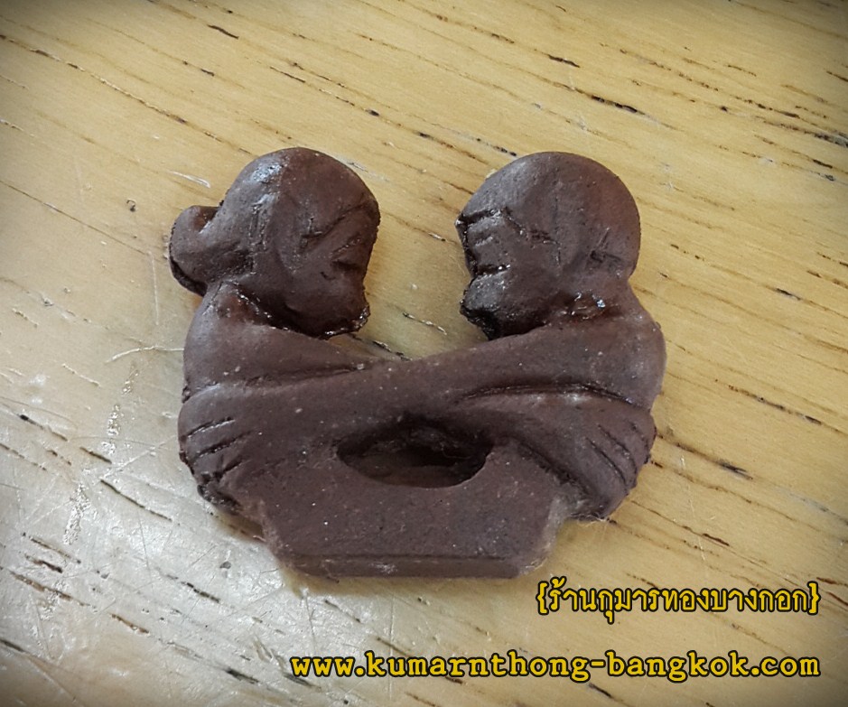 ตุ๊กตามหาเสน่ห์ หลวงพ่อชื่น วัดตาอี จ.บุรีรัมย์ สีน้ำตาล เนื้อมวลสารธรรมดา ขนาดพกพา1นิ้ว (โชว์)