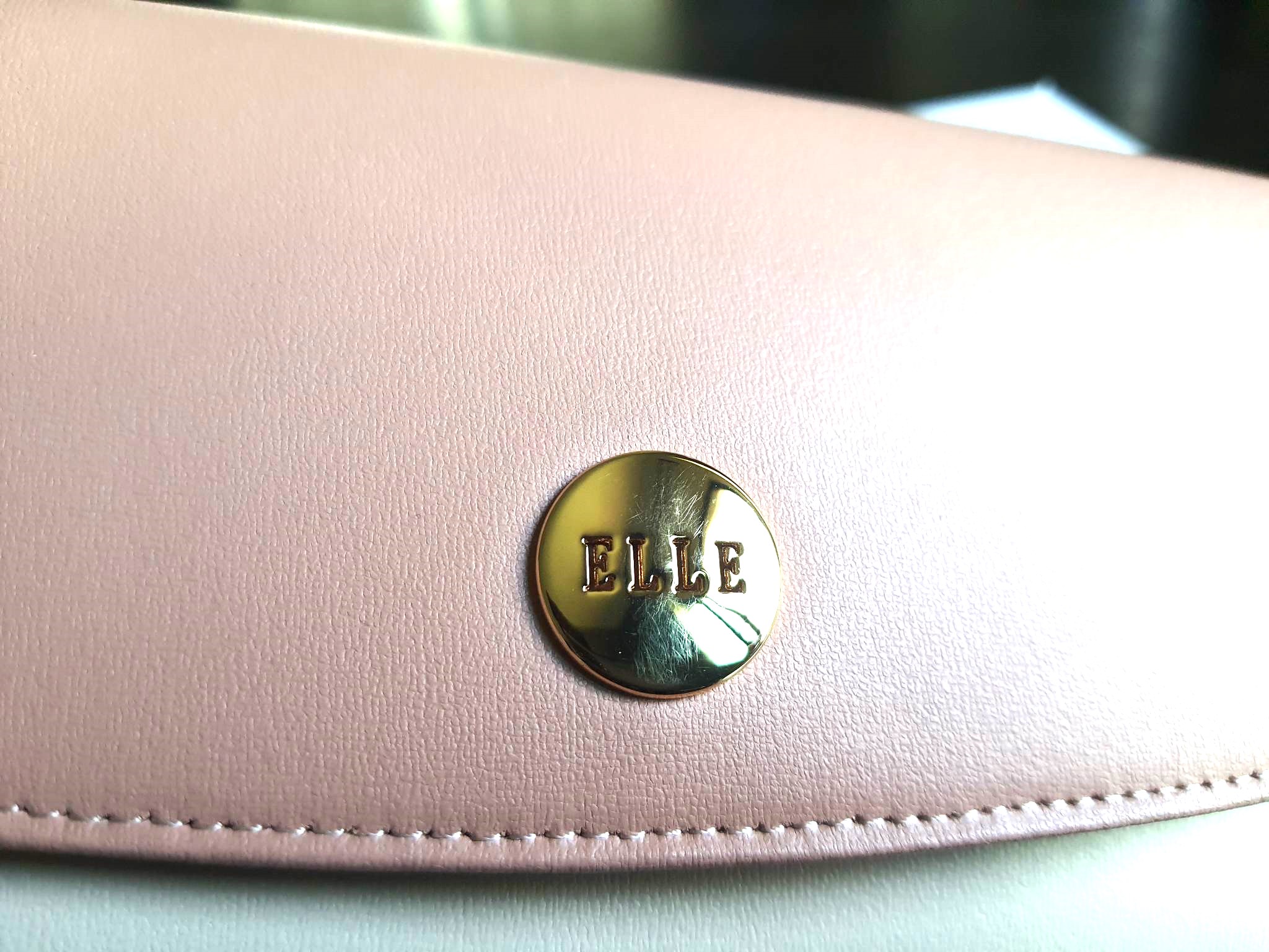 กระเป๋าสตางค์ ELLE เบจ 2 พับ มีหูคล้องมือ ใหม่ แท้