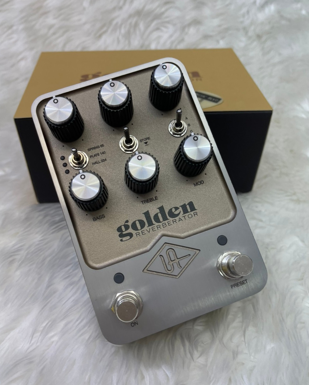 Universal Audio Golden Reverberator Effects Pedal Gold