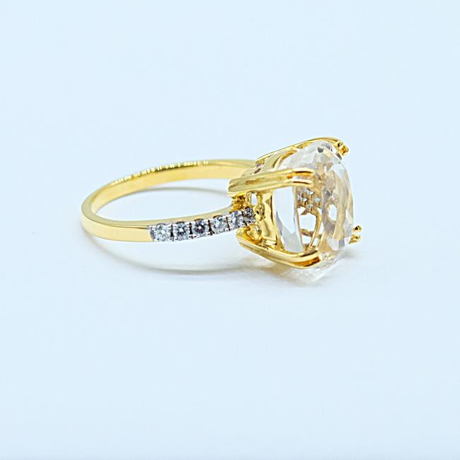 พลอยขาวล้อมเพชรสำหรับสุภาพสตรีครับ