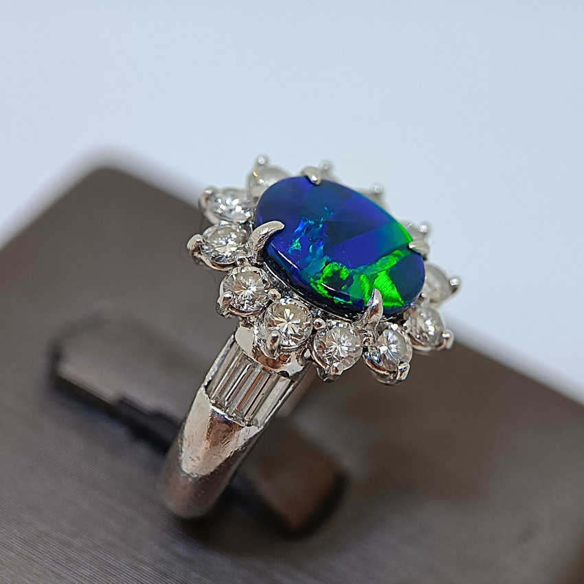 แหวนพลอยโอปอล์ล้อมเพชร พลอยโอปอล์เนื้อสีสวยมากๆครับ ของแท้หาพบได้ยาก สำหรับสุภาพสตรีครับ