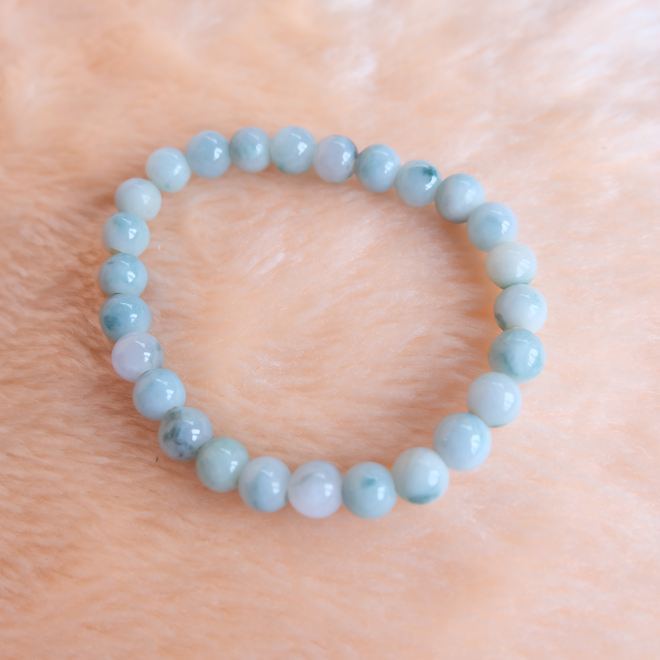สร้อยข้อมือลูกปัดหยกแท้ สีเขียวอ่อน ขนาด 7-8 มิล ร้อยด้วยเอ็นยืด