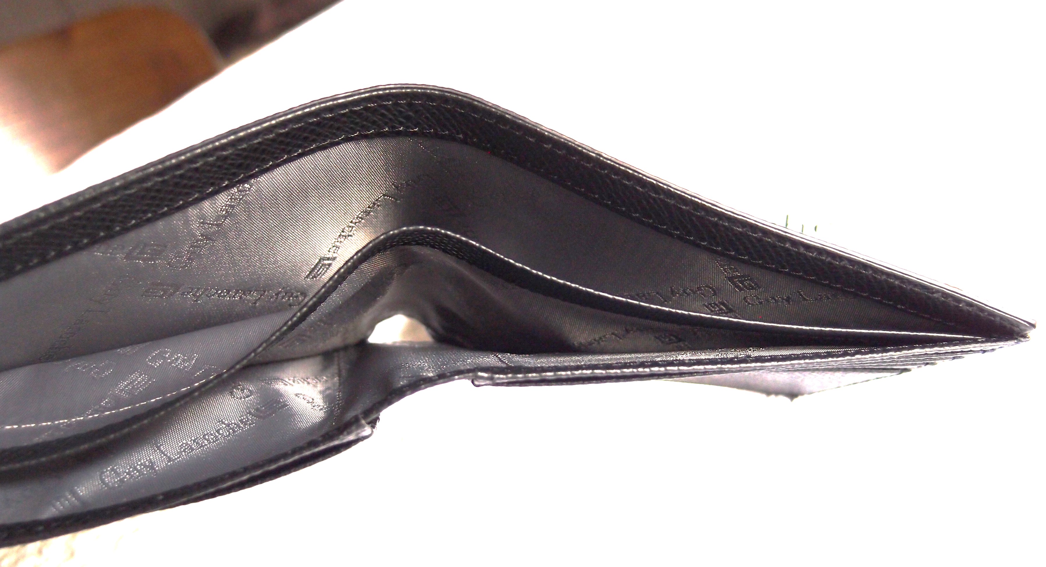 กระเป๋าสตางค์ Guy Laroche ดำ โลโก้แดง ใหม่ แท้