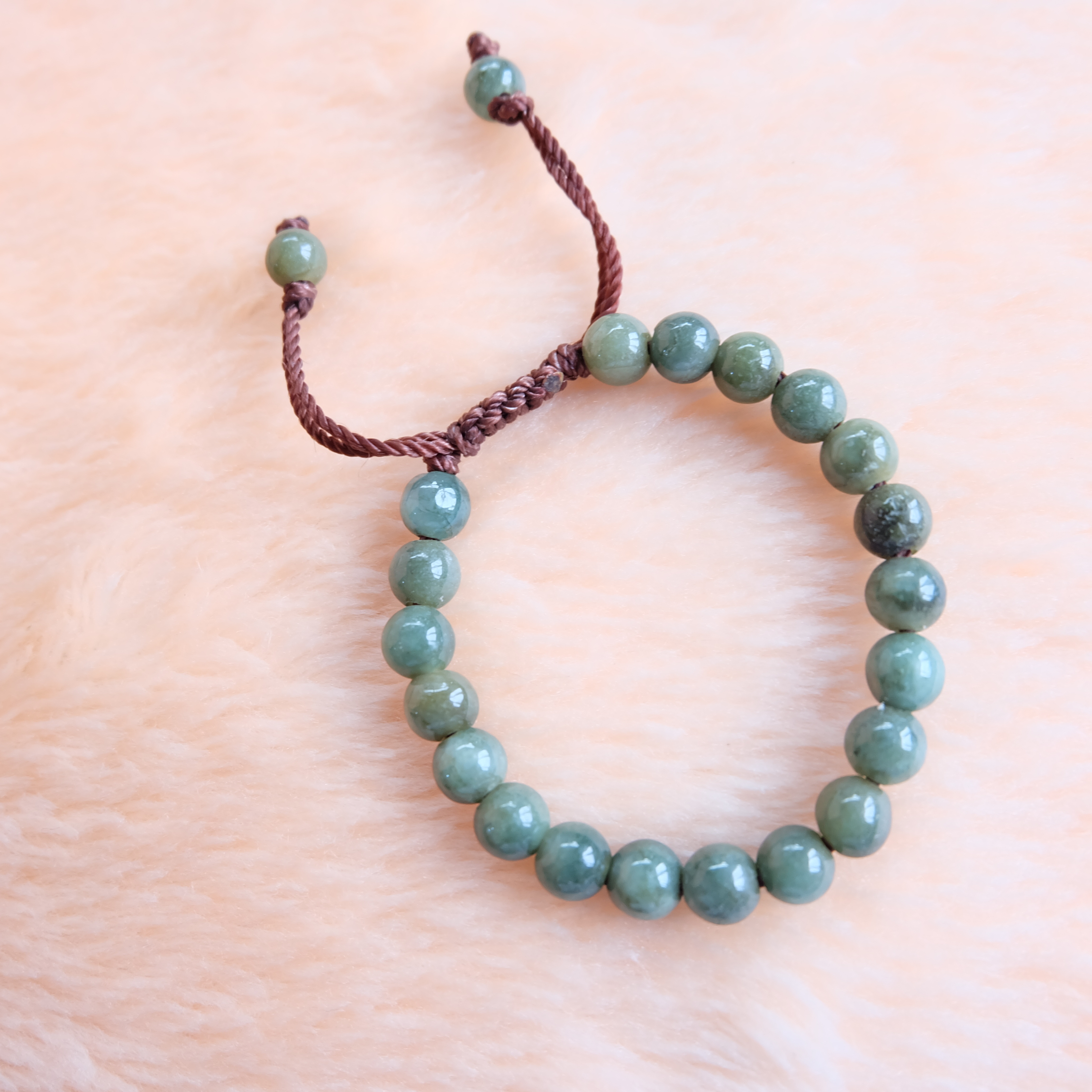สร้อยข้อมือลูกปัดหยกแท้ 5-6 มิล คละสี เชือกดึง