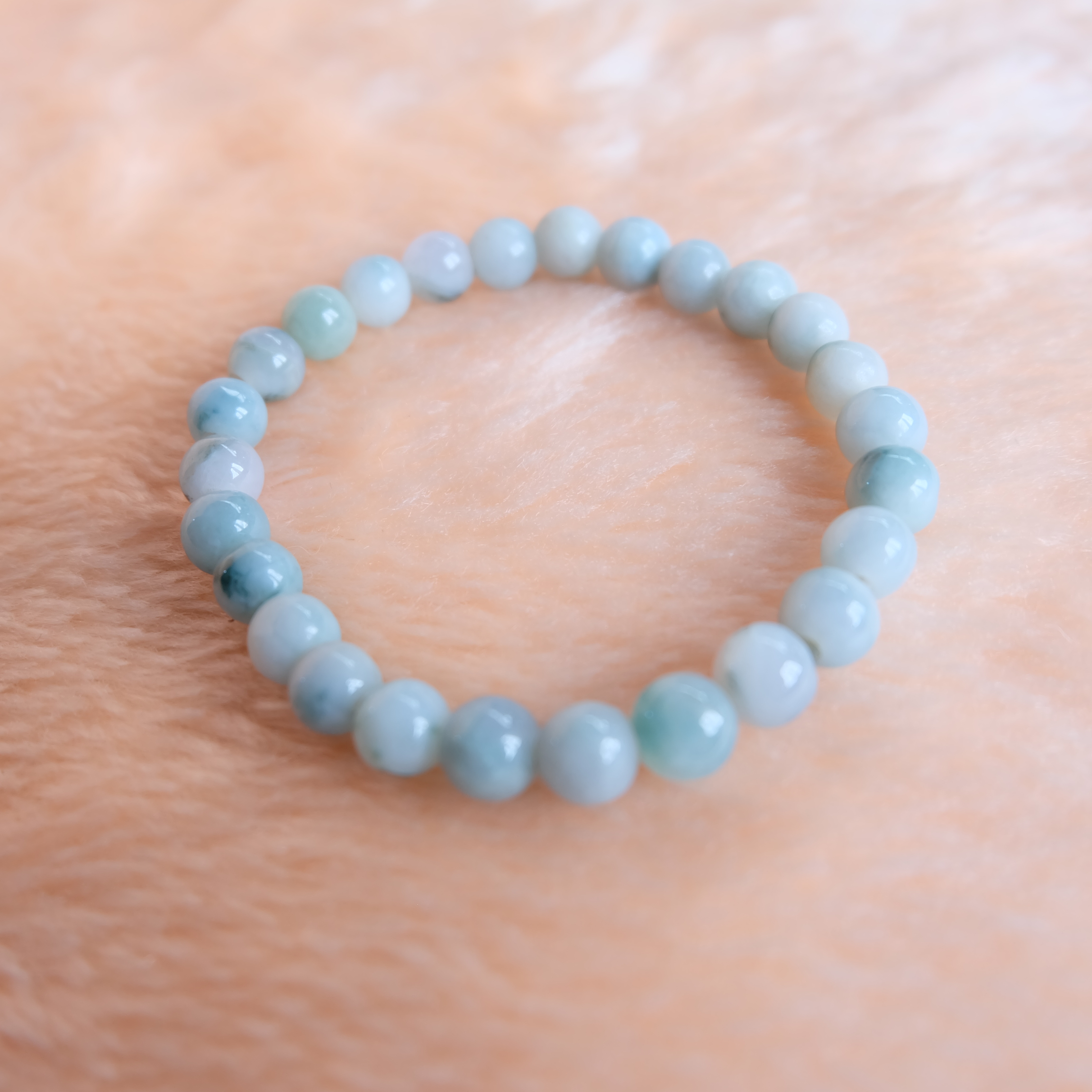 สร้อยข้อมือลูกปัดหยกแท้ สีเขียวอ่อน ขนาด 7-8 มิล ร้อยด้วยเอ็นยืด