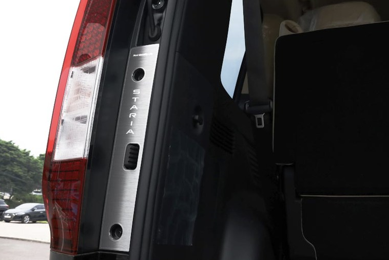 คิ้วท้าย คิ้วแสตนเลสแต่งท้าย Hyundai STARIA